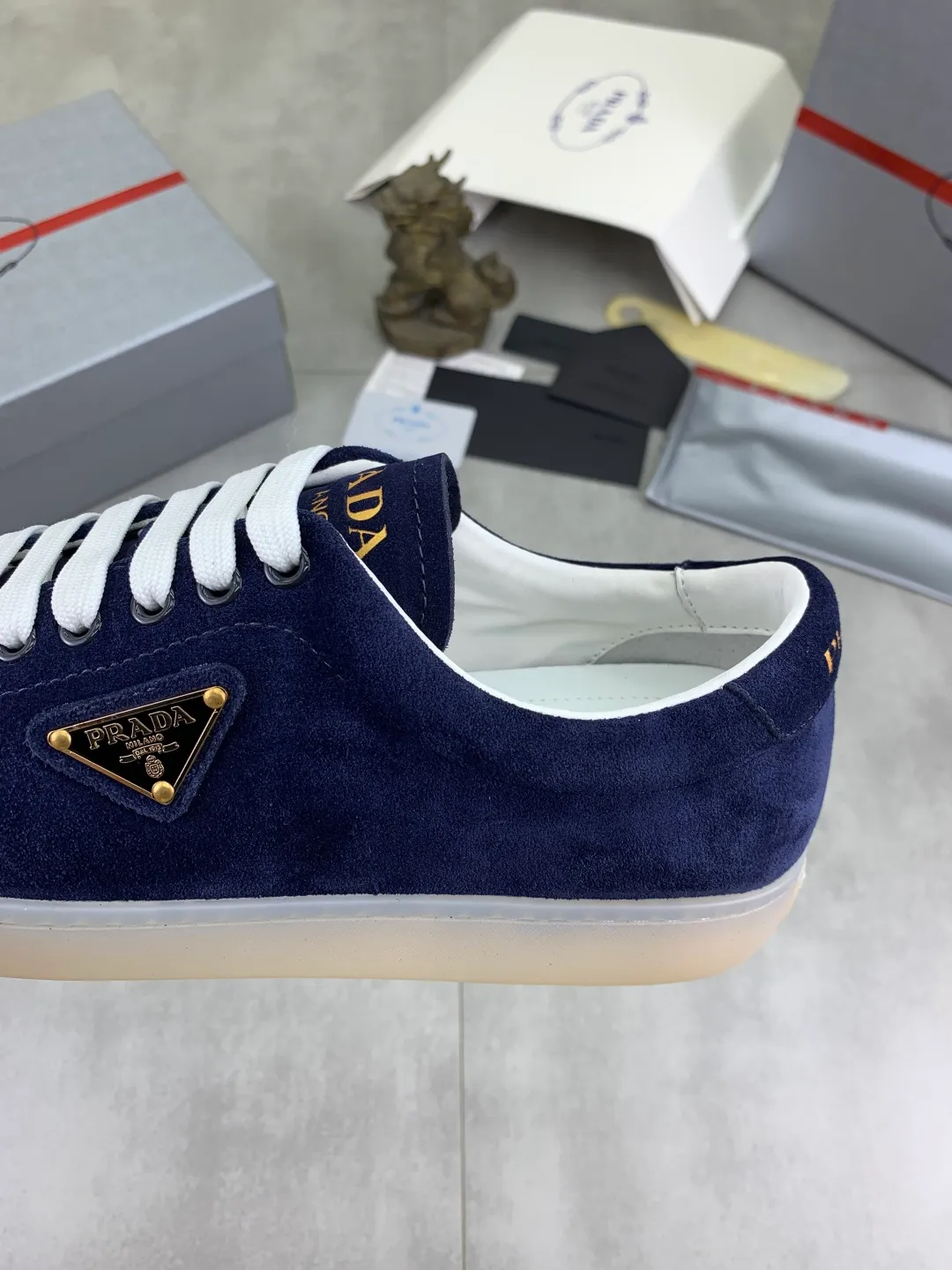 Men's shoes 💰P540💰【New model】The hot model is on the official website, 🆘 The trendy brand (Prada) mainly promotes the hot model, the avant-garde and versatile fashion men's shoes are privately modeled, the cowhide surface is spliced 1:1.. The fashion is simple, the original imported cowhide lining and the cowhide feet; the atmosphere and personality are more fashionable, eye-catching and pursuing class. It will subvert the old idea and be a must-have for fashion trendsetters with you! Must keep it for yourself! Tall and comfortable, large and low, high-end quality workmanship. Size: 38-45; 3️⃣colors available.